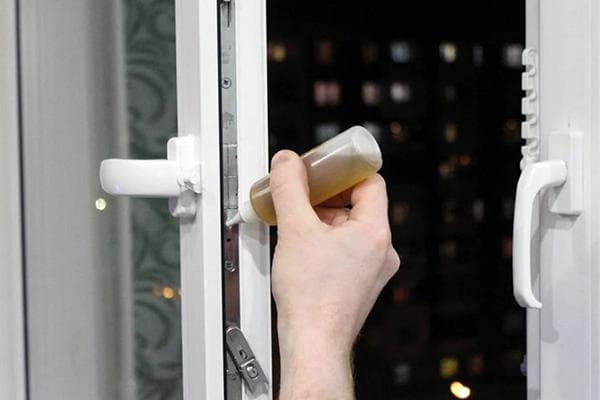 Schmierung der Beschläge des Kunststofffensters