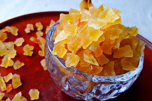 Schale mit kandierten Früchten