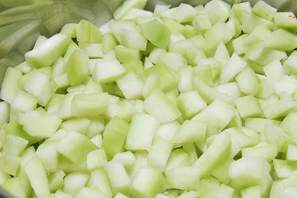 In Würfel geschnittene Wassermelonenschalen