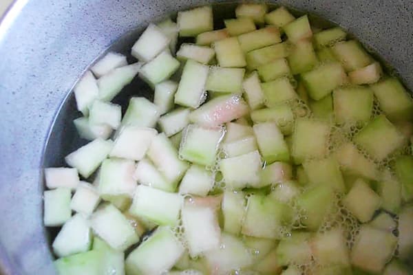 Kochen der geschnittenen Wassermelonenschalen