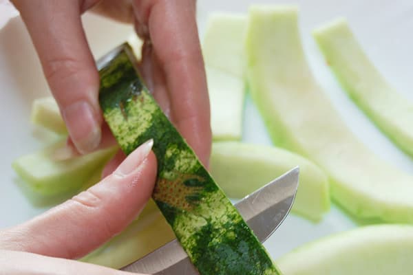 Reinigung der Wassermelonenschalen für die Zubereitung von kandierten Früchten