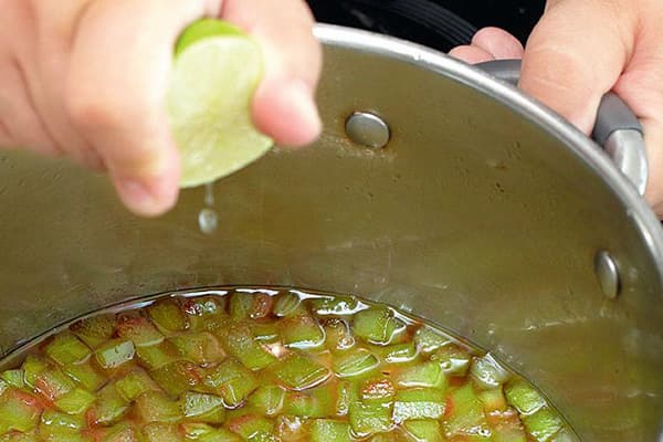 Zugabe von Limettensaft beim Kochen von kandierten Früchten