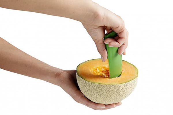 Entfernen der Kerne aus der Melone