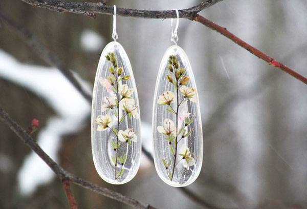 Ohrringe aus Epoxidharz mit Blumen