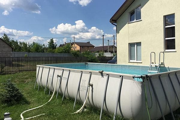 Aufstellpool im Garten