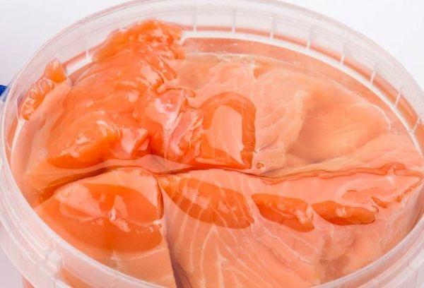Aufbewahrung von rotem Fisch in Öl