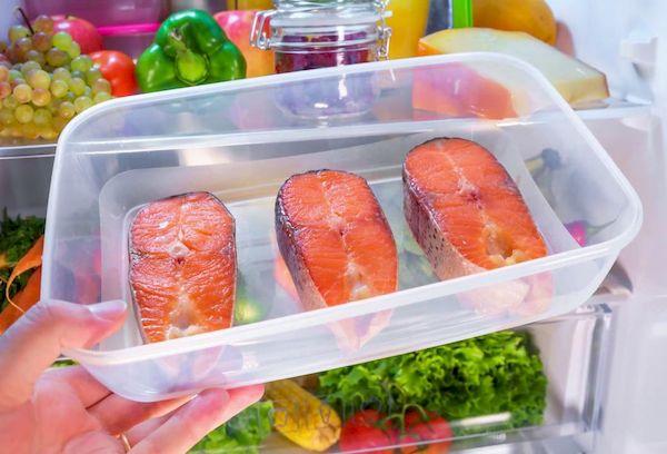 Aufbewahrung von gesalzenem Fisch im Kühlschrank