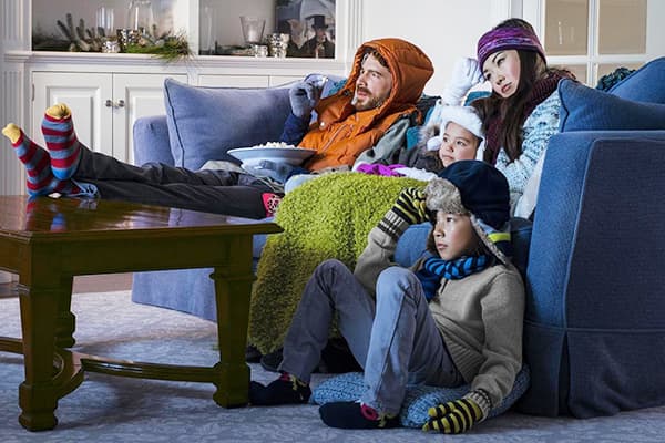 Familie in einer kalten Wohnung
