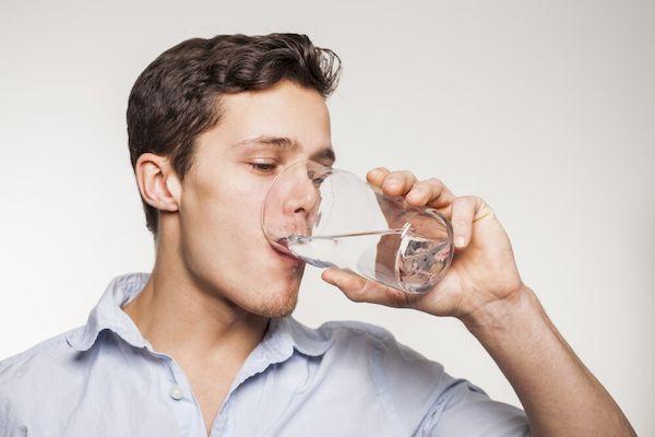 Trinken Sie ein Glas Wasser
