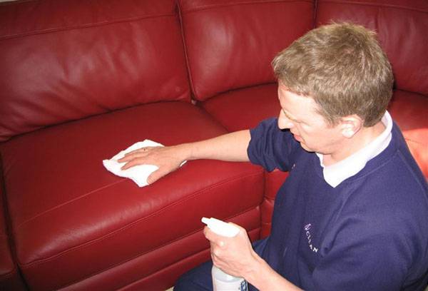 Reinigung eines neuen Ledersofas