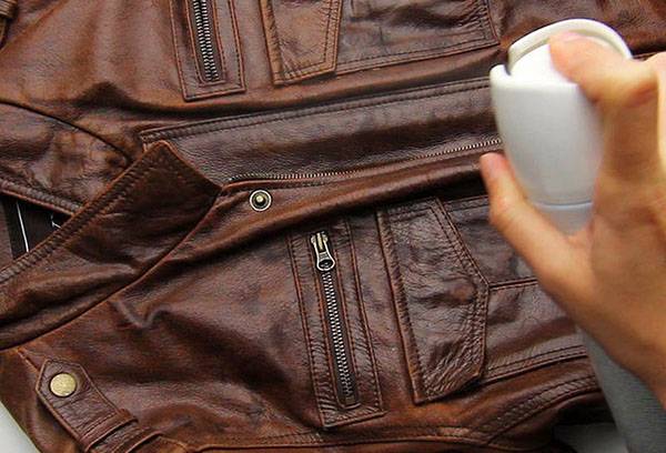 Behandlung einer Lederjacke mit Geruchsspray