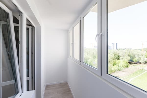 Fenster ohne Vorhänge und Jalousien auf der Loggia