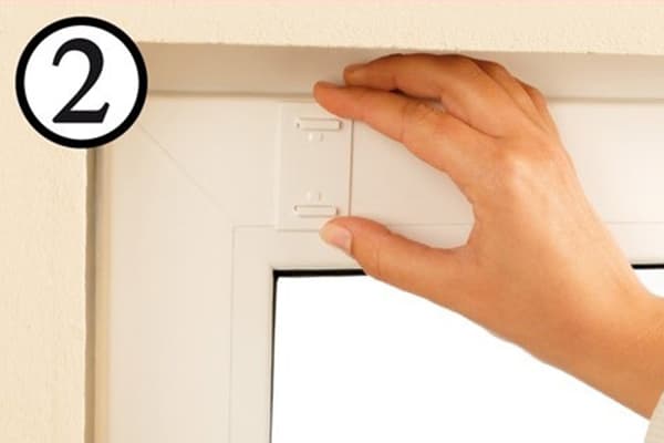 Klebebefestigung für Jalousien