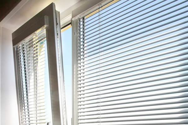 Horizontaljalousien am Fenster