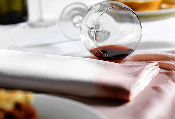 Wein, der auf die Tischdecke verschüttet wurde