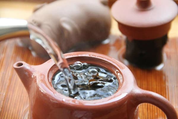 Tee mit kochendem Wasser aufbrühen