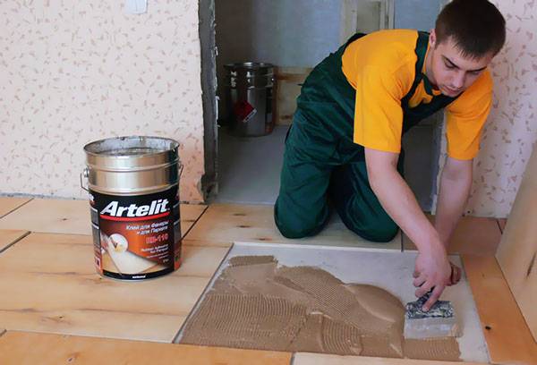Montage von Sperrholzplatten unter Parkett