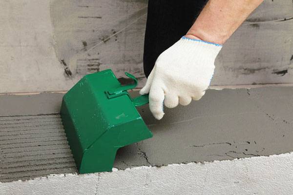 Arbeiten mit dem Kleber für Porenbeton