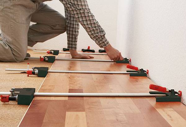 Verlegung von Laminat mit Klebstoff