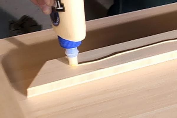Verkleben von Holzmöbelteilen