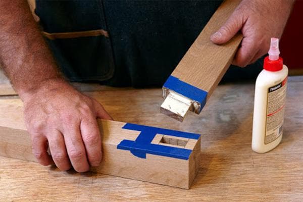 Verkleben von Teilen eines Holzstuhls