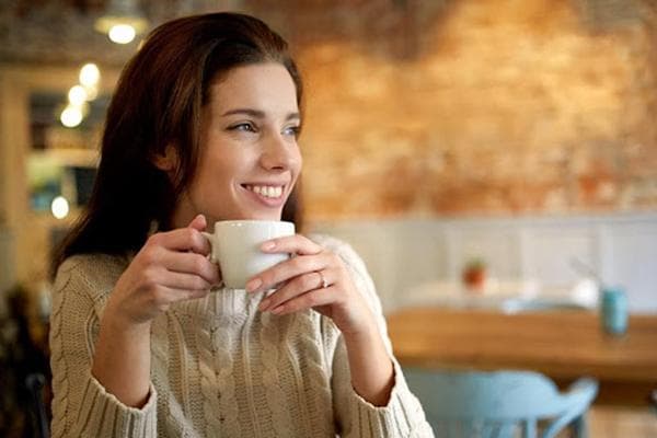 Frau trinkt Kaffee