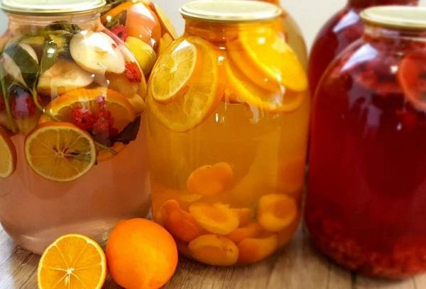 Kompotte in Drei-Liter-Gläsern für den Winter
