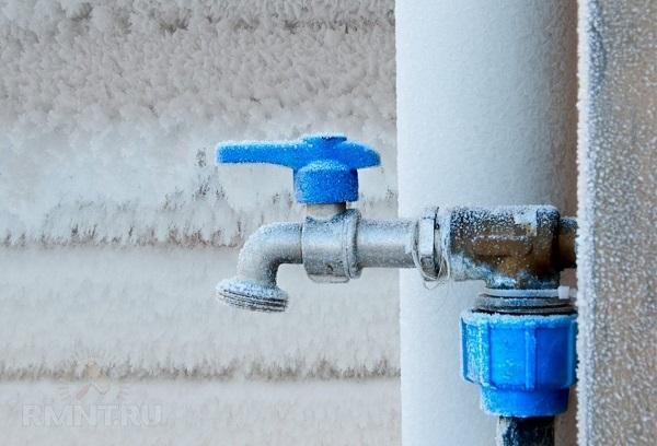 Außenwasserhahn im Winter