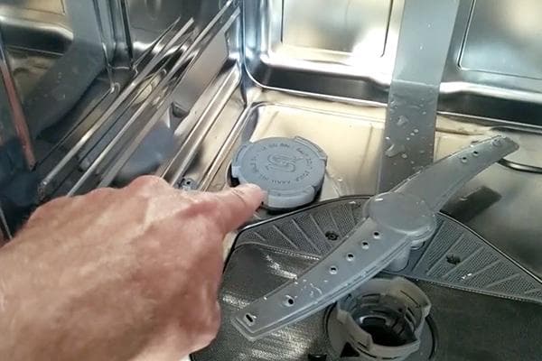 Deckel des Salzfachs in der Geschirrspülmaschine