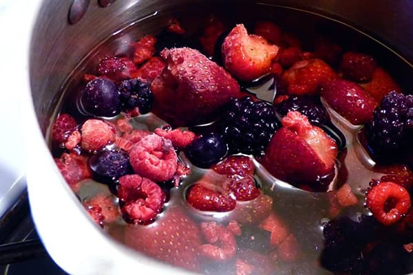 Auftauen von Beeren in Wasser