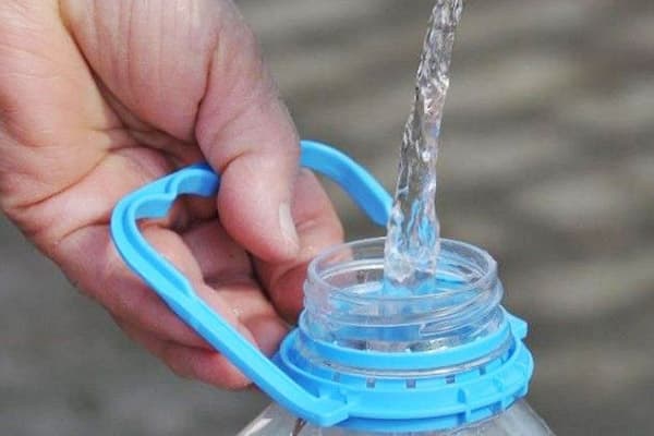 Befüllung einer Fünf-Liter-Flasche mit Wasser