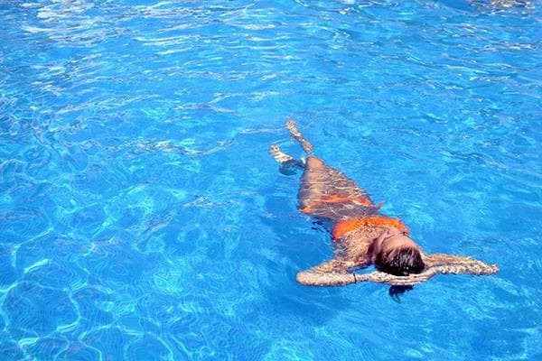 Frau in einem sauberen Pool
