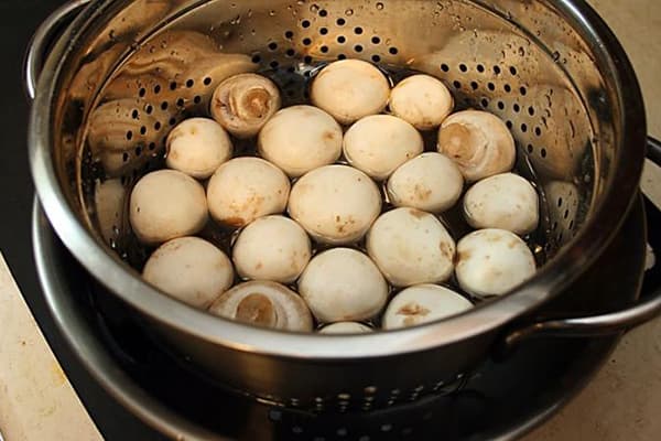 Champignons waschen