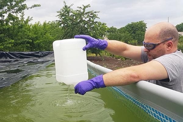 Hinzufügen von Wasserstoffperoxid zum Pool