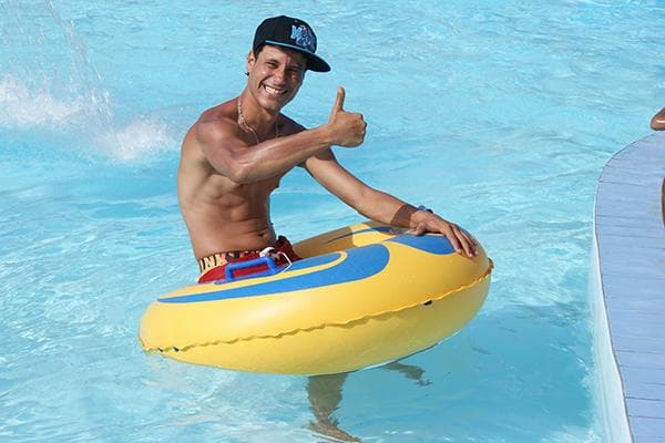 Mann im Pool