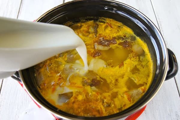 Zugabe von Sahne zu Pilzsuppe