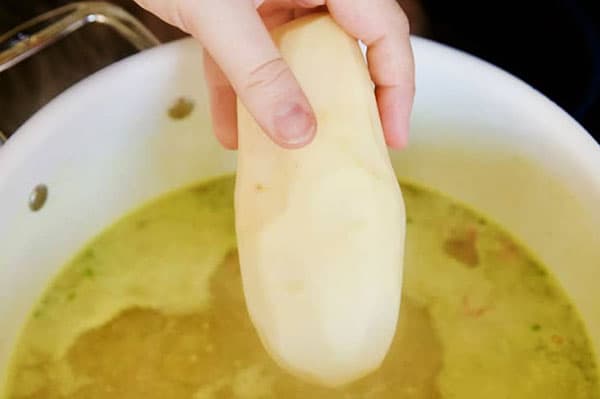 Eine ganze Kartoffel in die Suppe geben