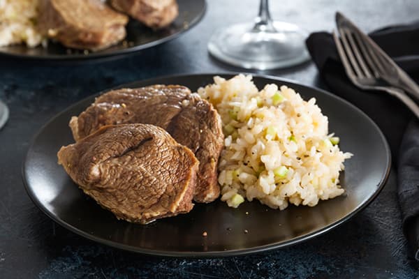 Gekochtes Rindfleisch mit Beilage