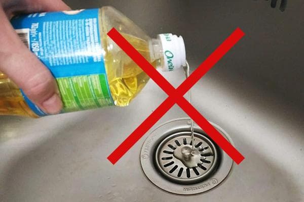 Öl darf nicht in den Abfluss gegossen werden