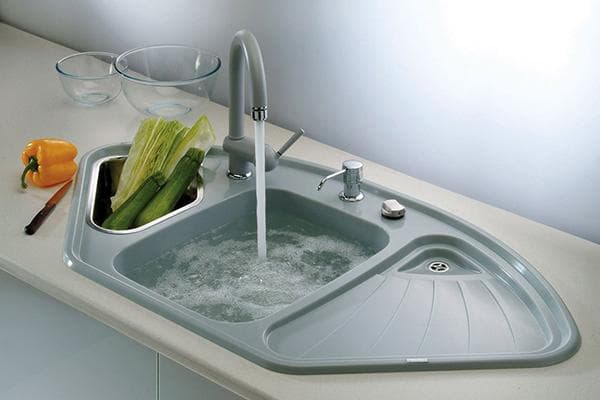 Heißes Wasser im Spülbecken der Küche