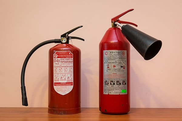 Pulver- und Kohlendioxid-Feuerlöscher