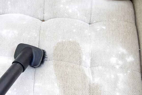 Reinigung des Sofas mit Natron und Staubsauger
