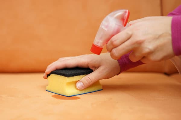 Fleckentfernung vom Sofa