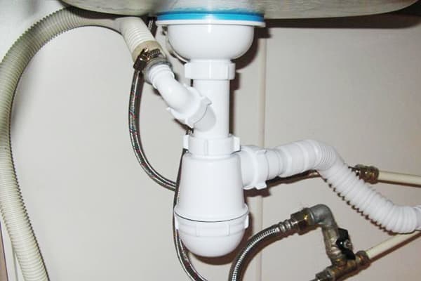 Wasserablauf der Waschmaschine über einen Siphon