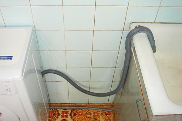 Wasserablauf der Waschmaschine in die Badewanne