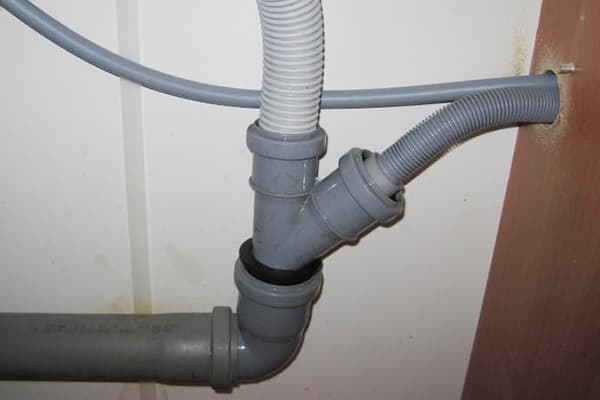 Wasserablauf von der Waschmaschine über einen Siphon