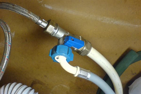 Anschluss einer Waschmaschine an die Wasserleitung mit einem T-Stück