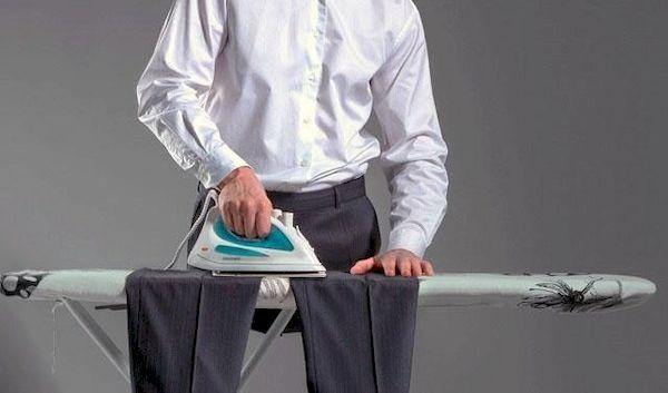 Bügeln von Hosen mit Bügelfalten