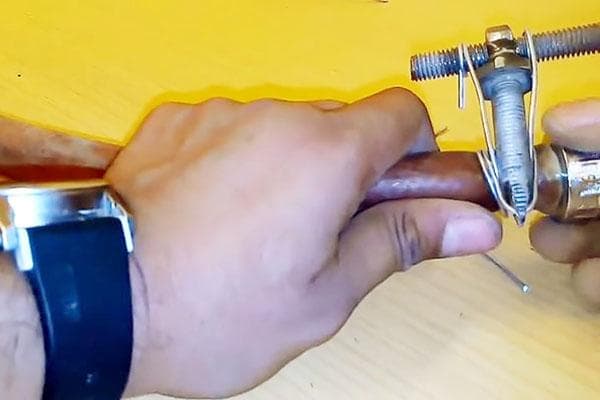 Festziehen des Drahtes mit dem selbstgebauten Rohrklemmen-Werkzeug
