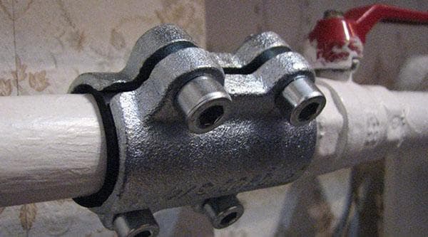 Schraubklemme an einem Heizungsrohr
